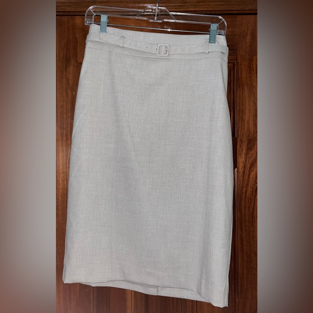 ANN TAYLOR Women’s Skirt. Tan Color. Size 6.